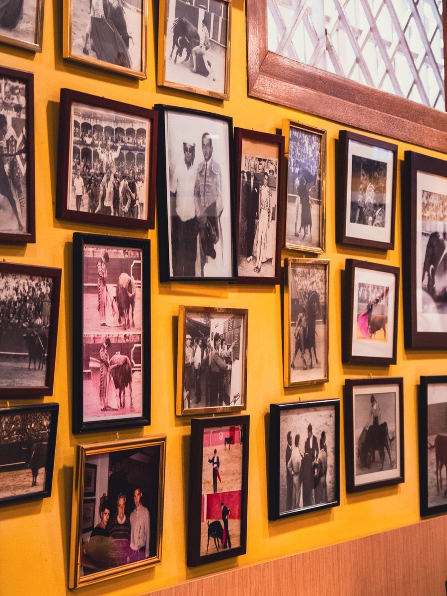 En Nerva, las paredes hablan: cuentan risas, secretos y conversaciones que el invierno malagueño ha ido dejando en cada rincón del Barrio de La Victoria. Cada plato, cada mesa, forma parte de esas historias que se sienten, se recuerdan y se comparten.

#BarrioDeLaVictoria