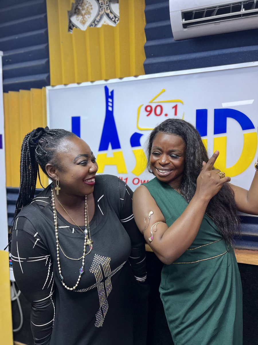 lasgidifm901's tweet image. Comeback no dey shout — but this picture don talk am finish
@JodieGreat

#kuchikuchiqueen #radiointerview #studiovibes #merymerry #gidirunz #yourno1owambestation