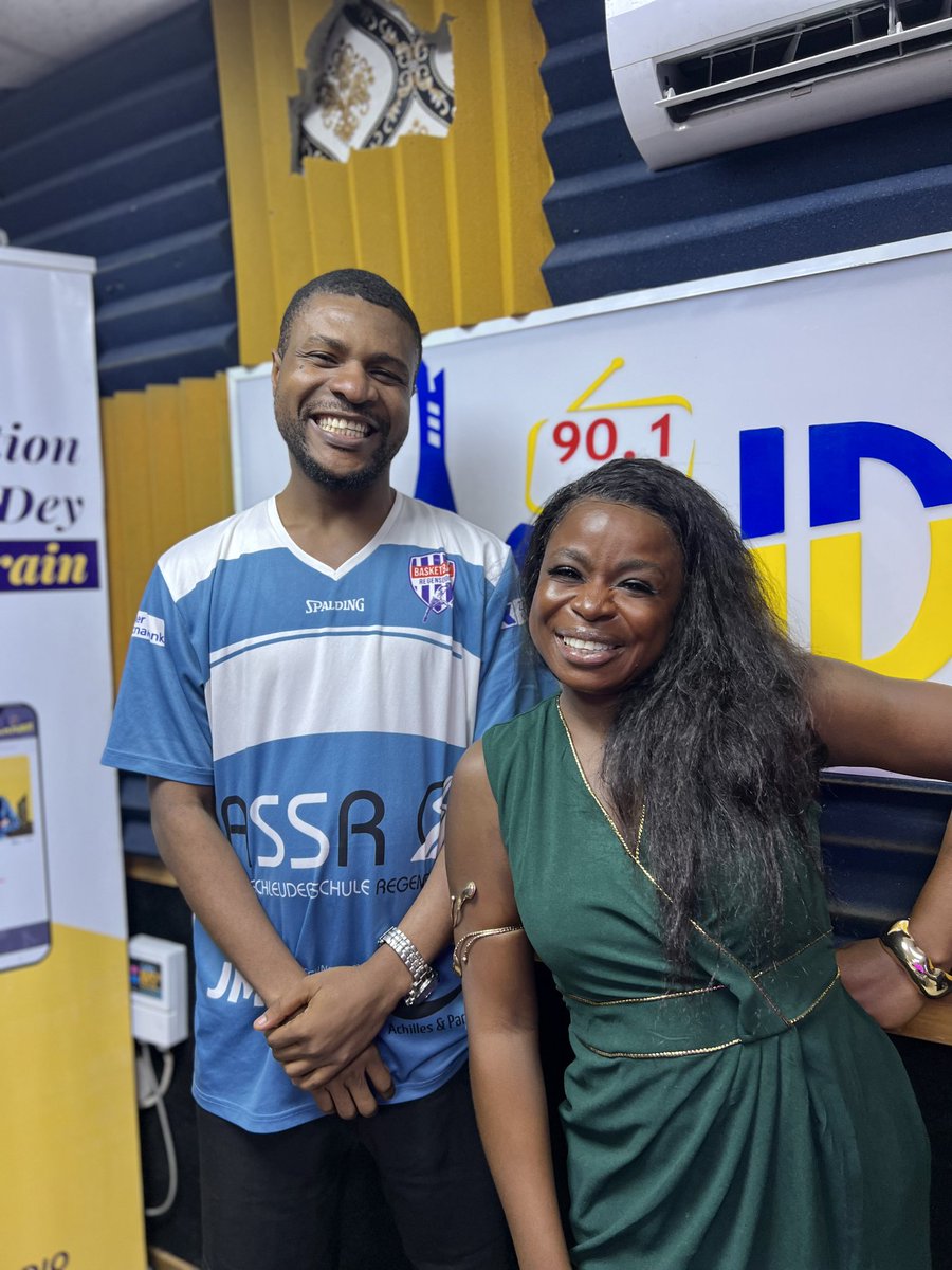 lasgidifm901's tweet image. Comeback no dey shout — but this picture don talk am finish
@JodieGreat

#kuchikuchiqueen #radiointerview #studiovibes #merymerry #gidirunz #yourno1owambestation