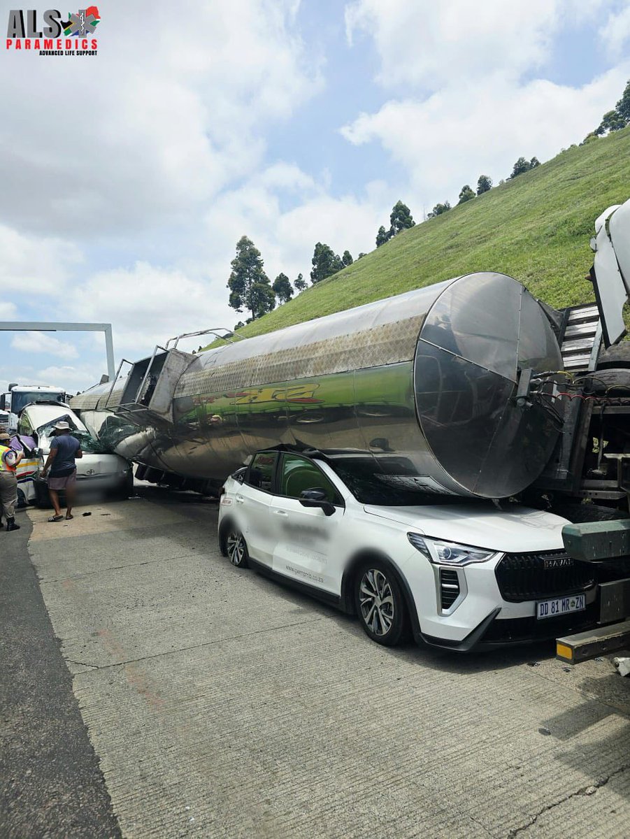 _ArriveAlive's tweet image. Two Seperate Multiple Truck Crashes in Two Hours N3 Durban Bound before Marianhill Toll Plaza leaves Multiple injured

arrr.co.za/7Fnra

#ArriveAlive #TruckCrash @AlsParamedics