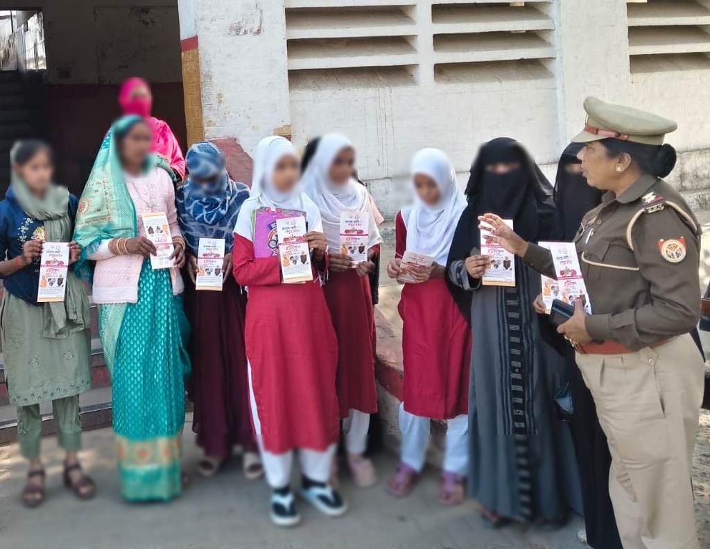 moradabadpolice's tweet image. #SSP @moradabadpolice के निर्देशन में थाना- कुन्दरकी पुलिस द्वारा #MissionShakti5 अभियान फेज-5 के तहत थाना क्षेत्रा0 भ्रमणशील रहकर महिलाओं/बालिकाओ को हेल्पलाइन नं0- 1090,112,181,1098,1930,1076 व UPCOP ऐप से प्राप्त होने वाली सुविधाओं आदि के बारे में जागरूक किया गया।
#UPPolice