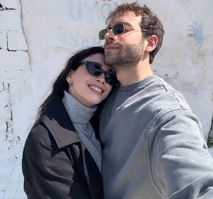 seriesonline_br's tweet image. 📢 RUMORES 👀

Foi noticiado que #ÖzgeYağız iniciou um novo relacionamento amoroso com seu colega de elenco #HalitÖzgürSarı após seu término repentino com #BurakBerkayAlgül.