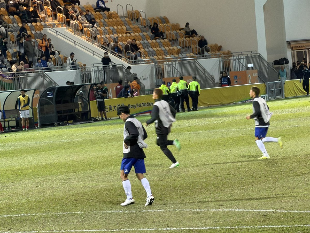 gangantakerun's tweet image. 【11/27 A香港戦】日程が決まってからむっちゃ楽しみにしてた、初サッカー海外アウェイ。無事に応援できて、そして、勝ててほんまによかったですー！！

撮れた写真は1枚だけでしたが、試合中頑張ってはりました！ゲーフラも(多分)気づいてくれはりましたー✨

#ガンバサポ香港遠征
#ACL2
#岸本武流