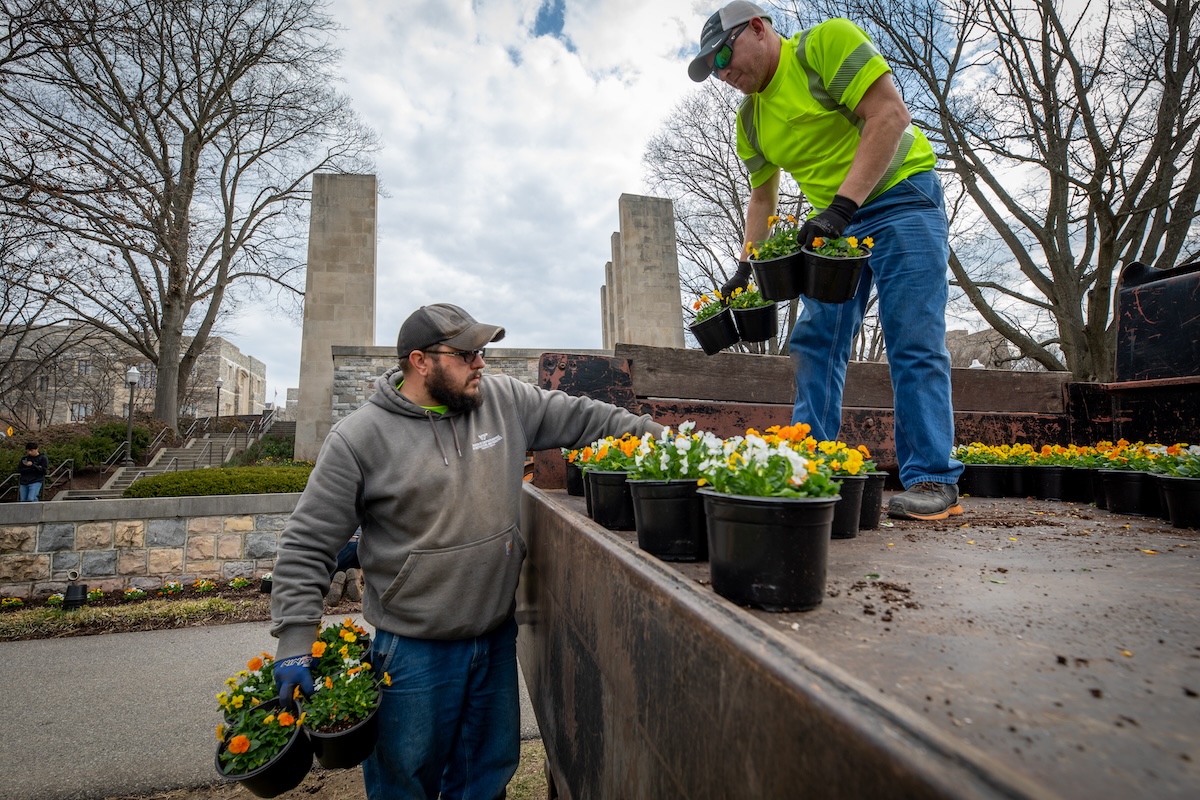 VTFacilities's tweet image. Our division is thankful to lead the care of our beautiful #VirginiaTech campuses and serve the university community 🦃🧡 

Happy Thanksgiving, #Hokies! 🍂