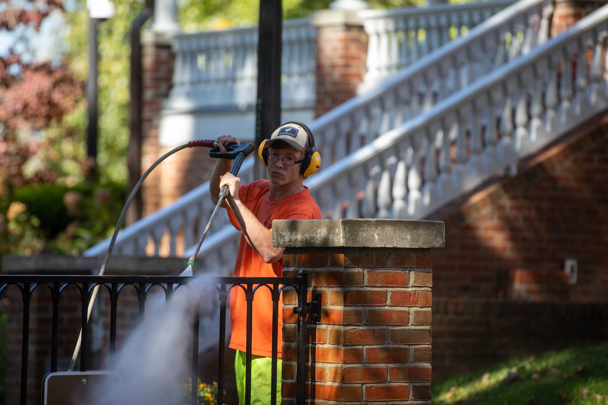 VTFacilities's tweet image. Our division is thankful to lead the care of our beautiful #VirginiaTech campuses and serve the university community 🦃🧡 

Happy Thanksgiving, #Hokies! 🍂