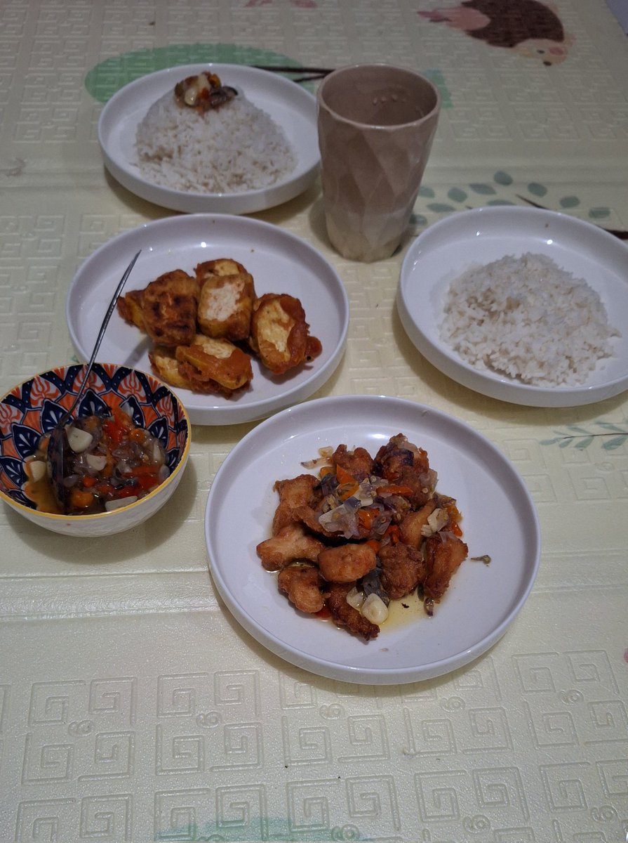 inawaves's tweet photo. @poconxg Masakan suami. Makan ber 2 dikontrakan . Mumpung bayiku lagi tidur jadi bisa mam bareng 😋 https://t.co/zILy481CnS