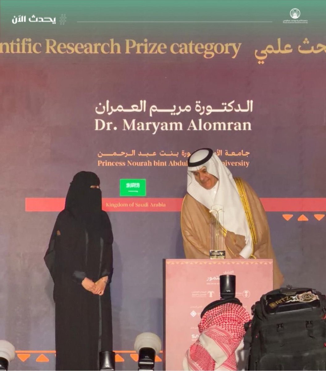 pnu_live's tweet photo. #يحدث_الآن:
يُكرِّم معالي وزير البيئة والمياه والزراعة د. مريم العمران، الاستاذ المشارك بقسم الأحياء من كلية العلوم، لفوزها بجائزة المركز الوطني للنخيل والتمور الدولية 2025، عن أفضل بحث علمي، بعد تميزها بالاكتشاف الأول لفطر Aspergillus tubingensis، كمُمرِض لبذور نخيل التمر، يُعدُ ذلك إنجازاً يبرزُ دور جامعة الأميرة نورة في تمكين الباحثات ودعم الابتكار لتحقيق رؤية 2030.
#جامعة_الأميرة_نورة
#PNU