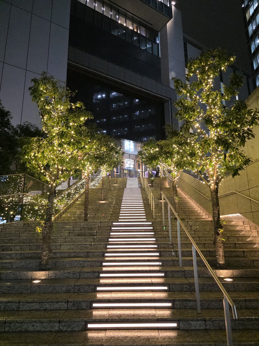 HolyShiru's tweet image. I really like those illuminations around Nagoya station