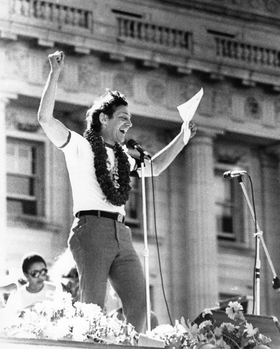 Hace 46 años fue asesinado HARVEY MILK el primer político abiertamente homosexual electo de los Estados Unidos, su vida sigue siendo un recordatorio de que la visibilidad es también una forma de resistencia.

Conoce su historia aquí orgullolgbtcolombia.blogspot.com/2025/11/harvey…

#HarveyMilk