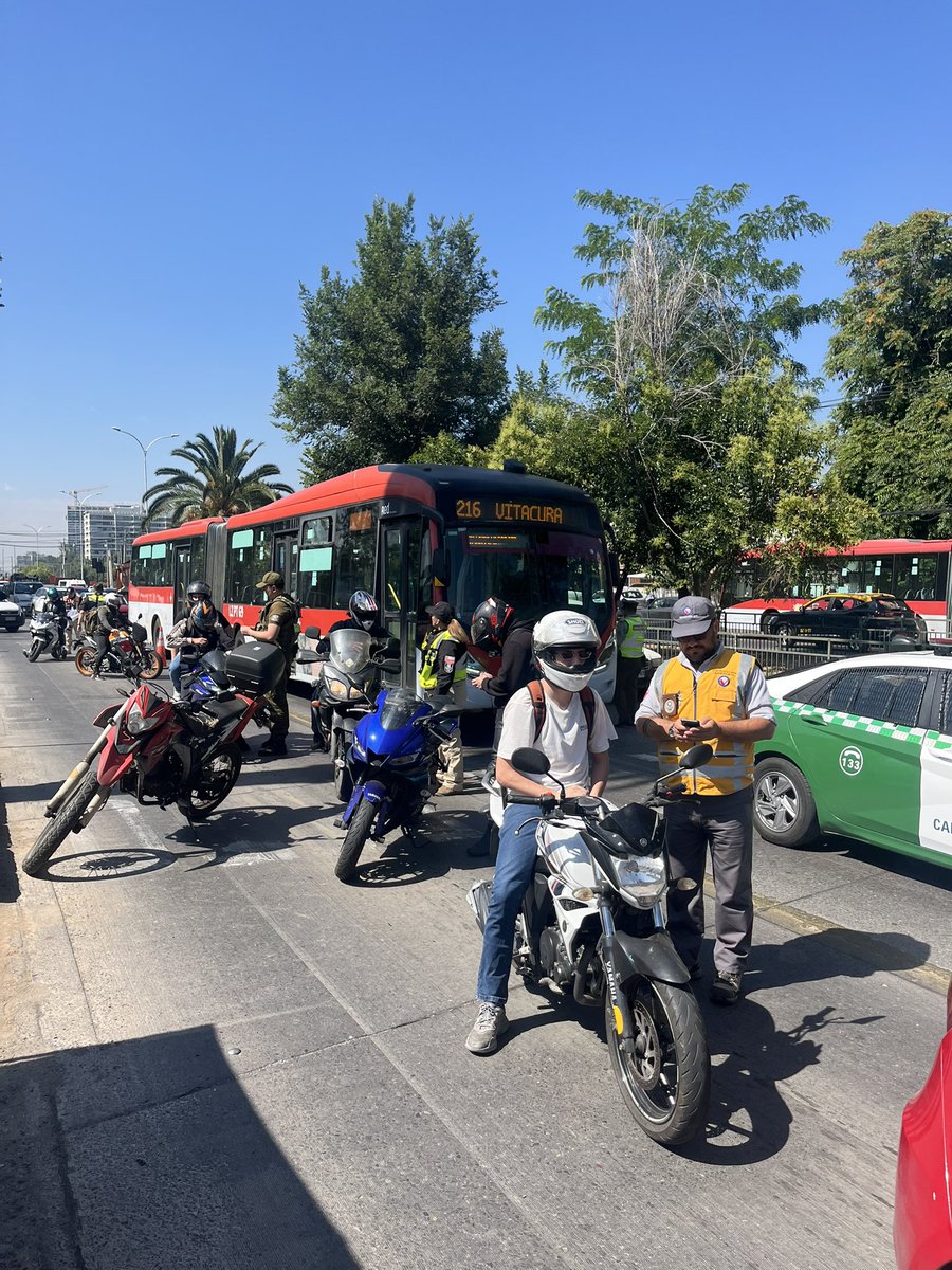#CallesProtegidas :inspectores(as) de <a href="/Fisca_MTT/">Division de Fiscalización de Transportes</a> y <a href="/MuniLaReina/">La Reina</a> junto a <a href="/Carabdechile/">Carabineros de Chile</a> realizan operativo de control a motos 🛵 y vehículos particulares🚙🚗, fiscalizando principalmente documentación.  Porque #FiscalizarEsProteger en todo el país 🇨🇱.