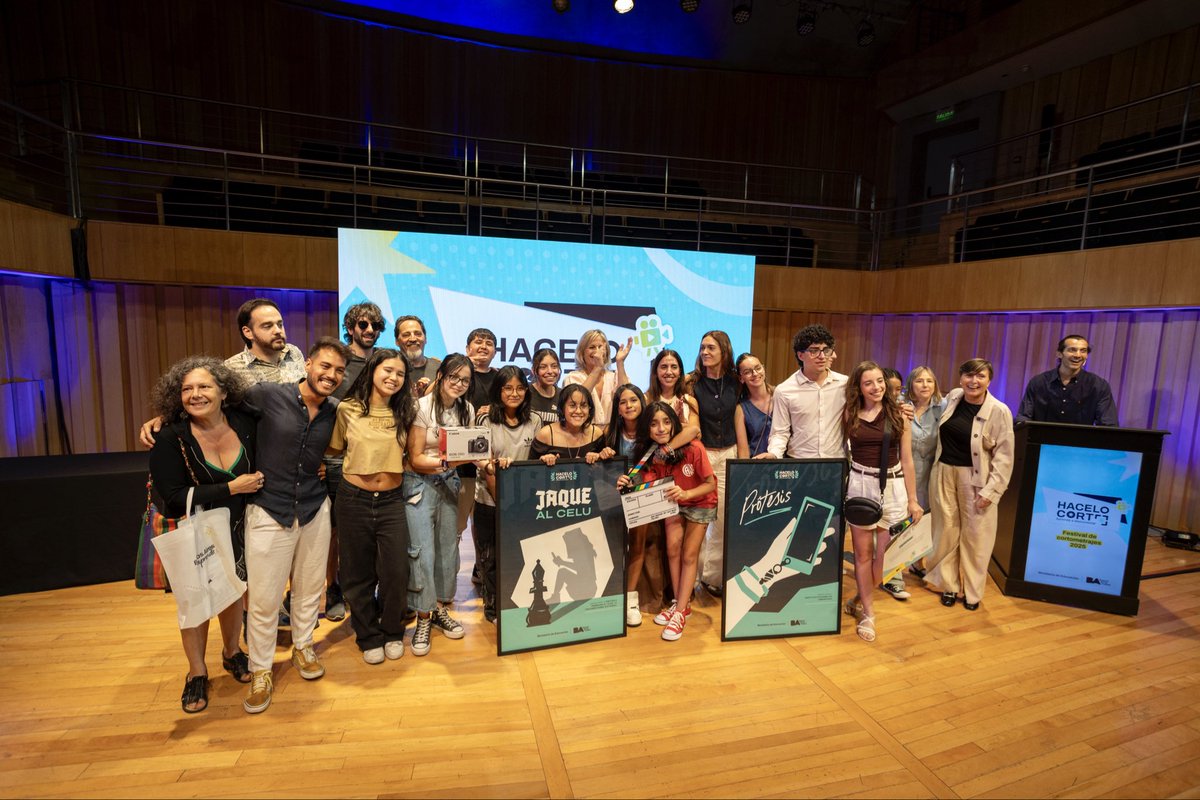 Así vivimos la premiación de Hacelo Corto – Aprendé a Desconectar: más de 150 cortos presentados, 6 finalistas y cientos de estudiantes poniendo creatividad en primer plano. 📵👏
Mirá lo mejor del festival y los proyectos ganadores 👉 buenosaires.gob.ar/noticias/asi-f…
