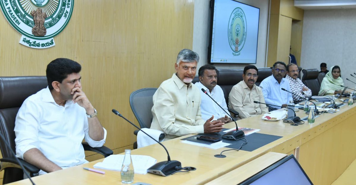 AndhraPradeshCM's tweet image. రాజధాని అమరావతికి భూములిచ్చిన రైతులతో గౌరవ ముఖ్యమంత్రి శ్రీ నారా చంద్రబాబు నాయడు నేడు సమావేశం నిర్వహించారు. గ్రామ కంఠాలు, జరీబు, అసైన్డ్, లంక భూములు, వీధిపోటు సమస్యలు, రాజధాని గ్రామాల్లో వసతుల కల్పనపై చర్చ జరిగింది. ఈ సమావేశంలో కేంద్రమంత్రి శ్రీ పెమ్మసాని చంద్రశేఖర్, రాష్ట్ర…