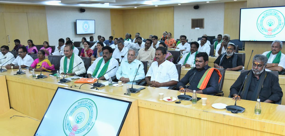 AndhraPradeshCM's tweet image. రాజధాని అమరావతికి భూములిచ్చిన రైతులతో గౌరవ ముఖ్యమంత్రి శ్రీ నారా చంద్రబాబు నాయడు నేడు సమావేశం నిర్వహించారు. గ్రామ కంఠాలు, జరీబు, అసైన్డ్, లంక భూములు, వీధిపోటు సమస్యలు, రాజధాని గ్రామాల్లో వసతుల కల్పనపై చర్చ జరిగింది. ఈ సమావేశంలో కేంద్రమంత్రి శ్రీ పెమ్మసాని చంద్రశేఖర్, రాష్ట్ర…