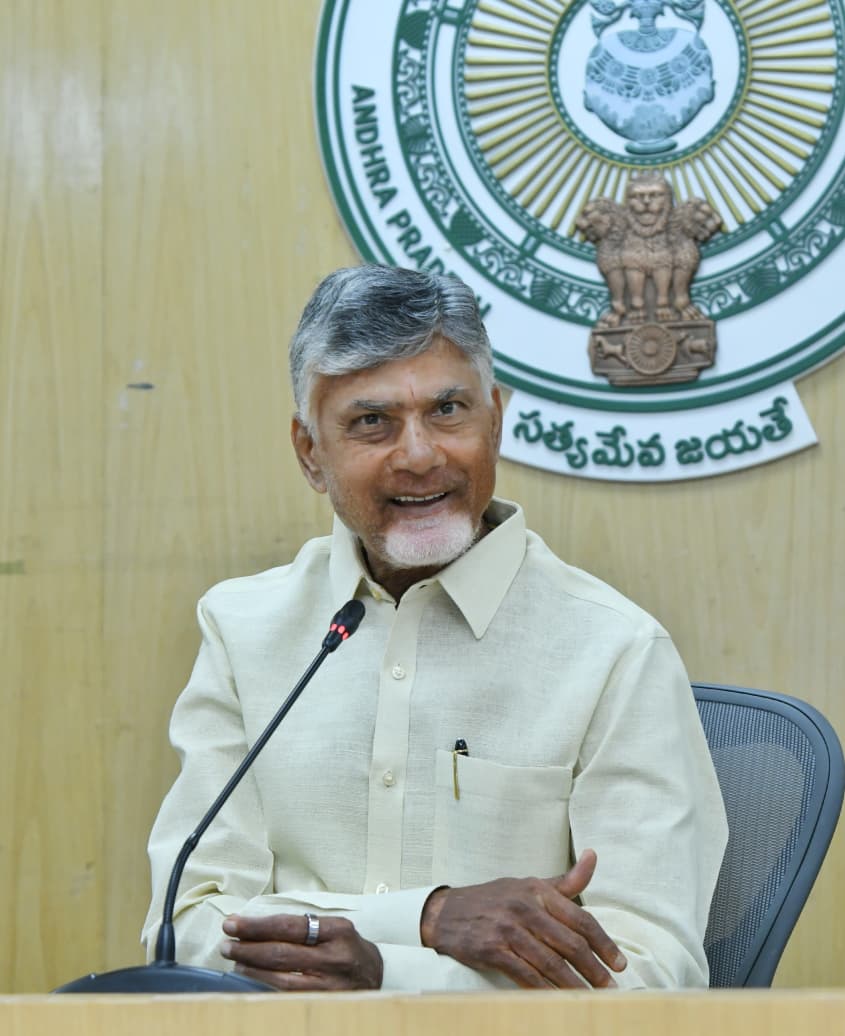 AndhraPradeshCM's tweet image. రాజధాని అమరావతికి భూములిచ్చిన రైతులతో గౌరవ ముఖ్యమంత్రి శ్రీ నారా చంద్రబాబు నాయడు నేడు సమావేశం నిర్వహించారు. గ్రామ కంఠాలు, జరీబు, అసైన్డ్, లంక భూములు, వీధిపోటు సమస్యలు, రాజధాని గ్రామాల్లో వసతుల కల్పనపై చర్చ జరిగింది. ఈ సమావేశంలో కేంద్రమంత్రి శ్రీ పెమ్మసాని చంద్రశేఖర్, రాష్ట్ర…
