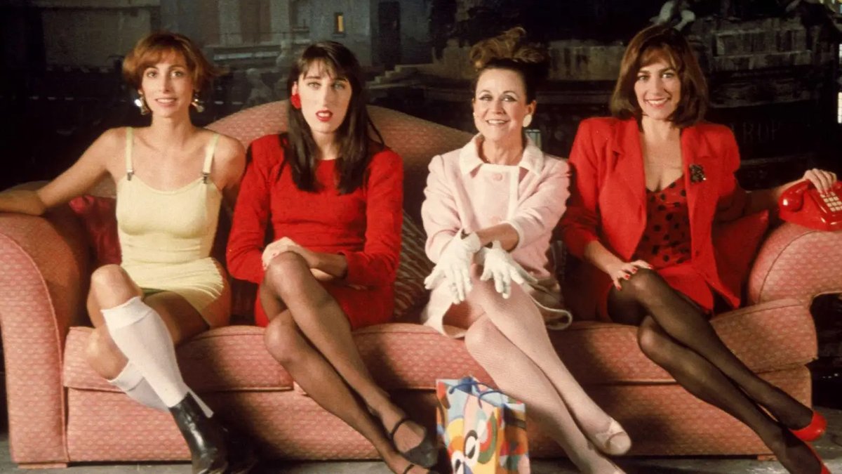 Pp_CineTV's tweet image. 'Mujeres al borde de un ataque de nervios' del español Pedro Almodóvar aparece en #Top100 de comedias en la historia del cine publicado por #Variety Entre mujeres abandonadas, gazpacho y terroristas chiítas, se apoyó con un impecable reparto encabezado por su musa Carmen Maura.
