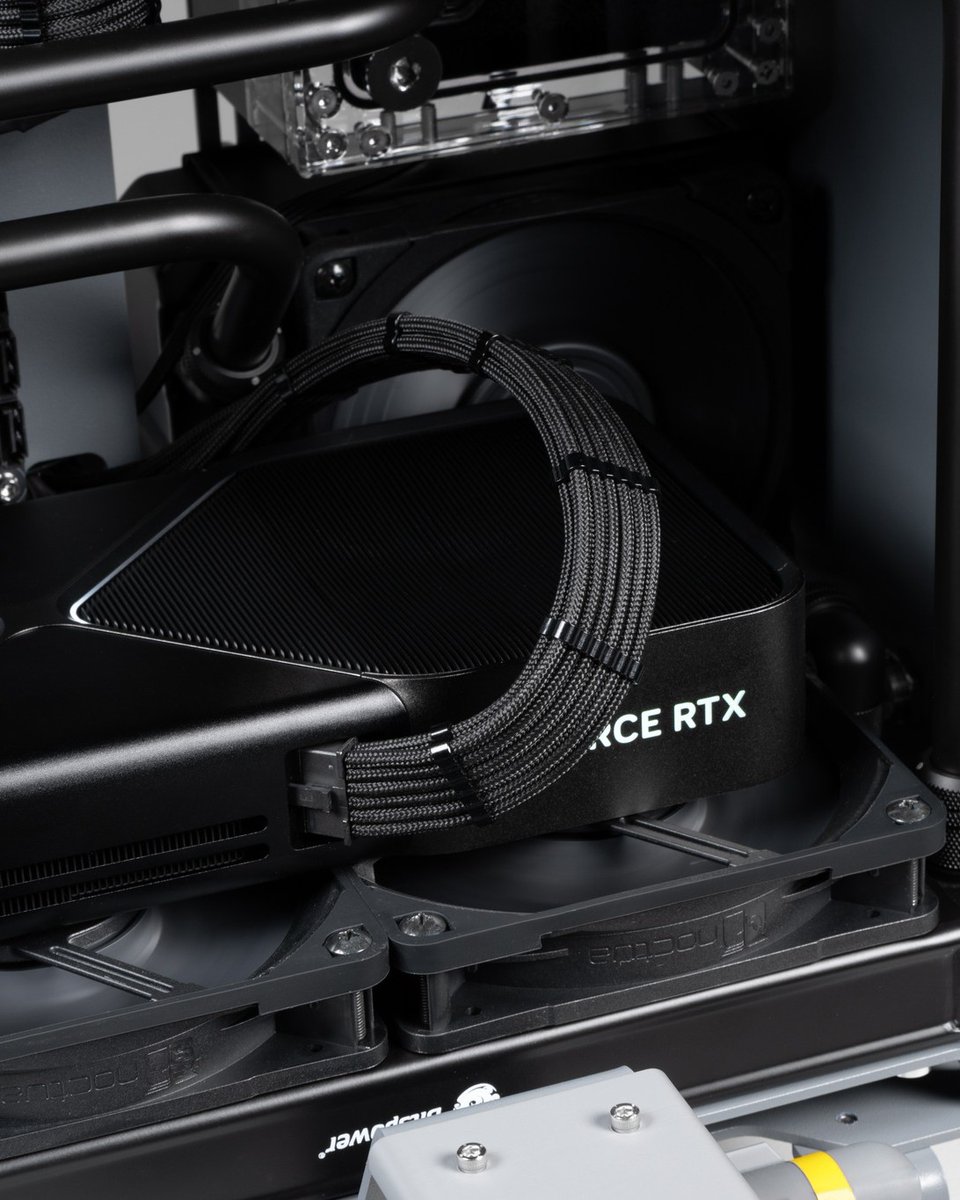 CableMod's tweet image. Those curves, those damn curves 😍

By @hardlinenexus