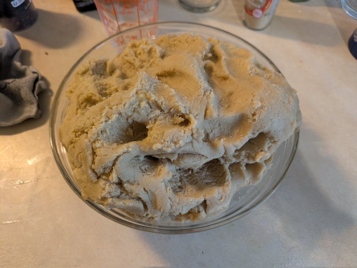 Ce moment où tu as fait une erreur d'inattention, et où tu t'es retrouvée, en voulant la rattraper, avec plus de 2kg de pâte à sablés.
Au moins, il y en aura pour quelques jours 🫠