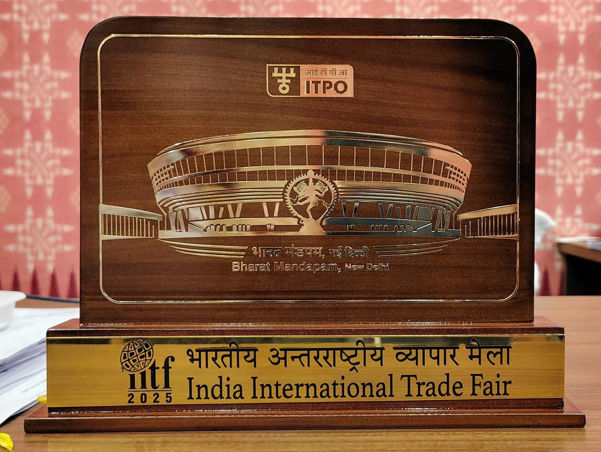 MohanMOdisha's tweet image. #Odisha has added yet another feather to its star-studded cap. Our display at the India International Trade Fair 2025 held at Bharat Mandapam won gold and stands as a solid exemplification of the creative brains of Odisha. This gold medal is for the state and special kudos to the…