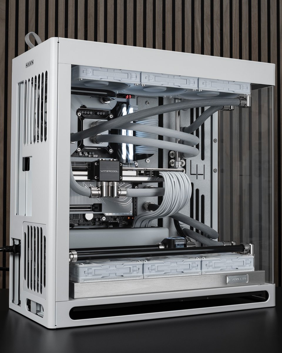 CableMod's tweet image. The combless look does have its charm, don&apos;t you think? 🧐

By @liquidhaus