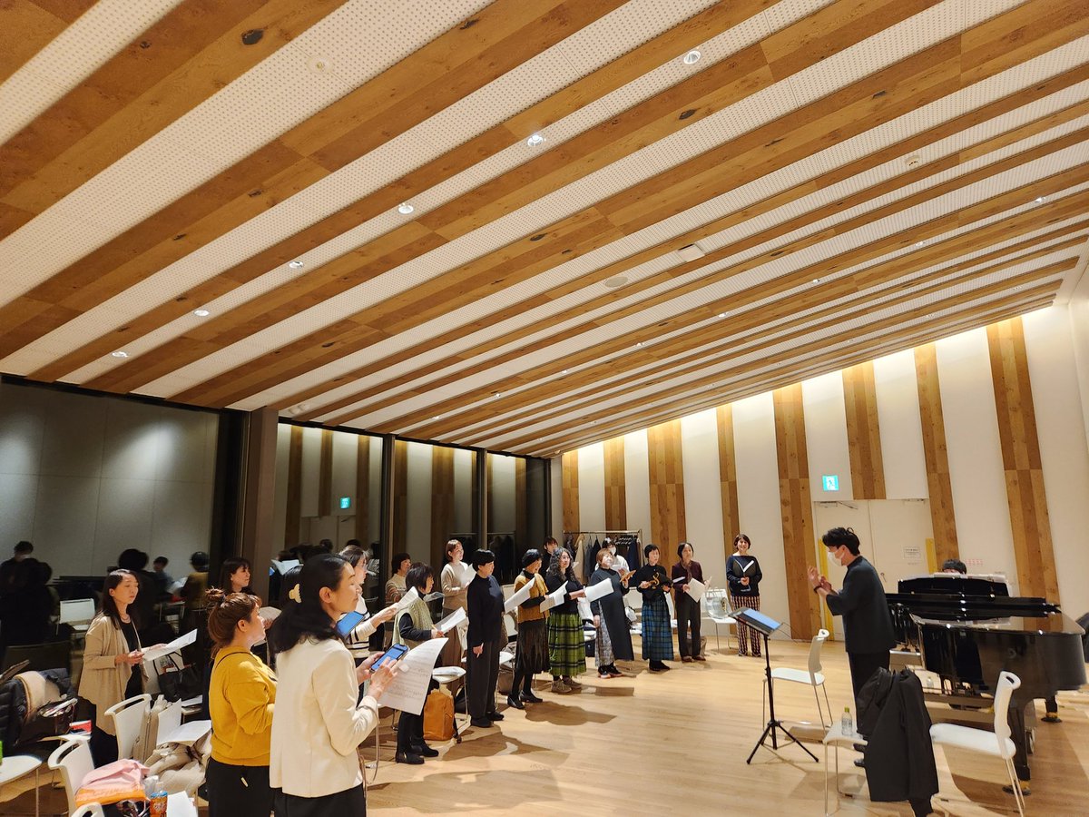 ensembleFlowEF's tweet image. 今日はツリーも素敵な田園調布せせらぎ館で定演に向け練習✨🎄✨ここから3週連続追い込み練🔥スペインだ佐賀だと忙しくてかまってくれなかった #相澤直人 先生と、やっと飲みに行けました😂熱燗をしっぽりと🍶💕前回は寂しくて、みんなビール+メガハイボール３杯くらいしか飲めませんでしたからー🥺💔