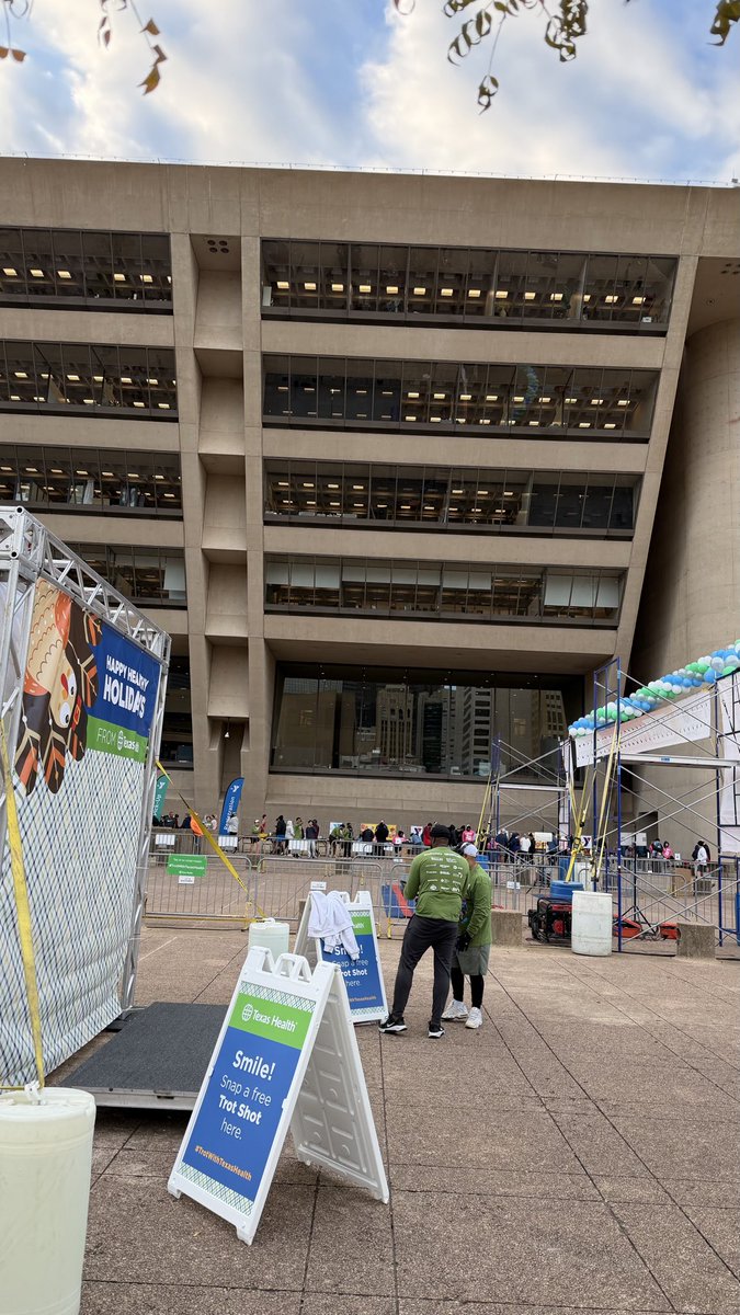 krbosher's tweet photo. 58th Dallas Turkey Trot is happening at City Hall with the RunWithShirley group ! I M Pei building is needing repairs! https://t.co/gg2Od5RO8L