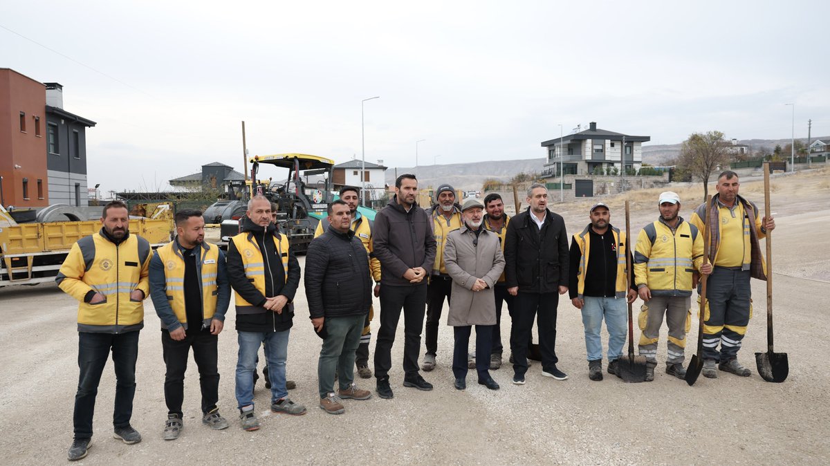ahmetclkbyrkdr's tweet photo. 📍#Generalemir

Kocasinan’ın her köşesinde alın teri, emek ve hizmet aşkı var ✨

#KocasinanBelediyesi Fen İşleri ekiplerimiz, mevsim itibariyle asfaltlama çalışmalarının sonuna yaklaştı. Yazın kavurucu sıcağında, kışın ayazında, yağmur çamur, gece gündüz demeden çalışan tüm mesai arkadaşlarımın ellerine emeklerine sağlık ☺️

Kocasinan’ın her köşesini daha yaşanabilir hale getirmek, ulaşımda daha hızlı ve güvenli bir trafik sağlamak için gece gündüz çalışıyoruz. Bu yılı hedeflerimizin üzerinde kapatıyoruz. İnşallah 2026’da da aynı kararlılık ve azimle, daha güzel hizmetler sunmak için çalışmaya devam edeceğiz 🌟