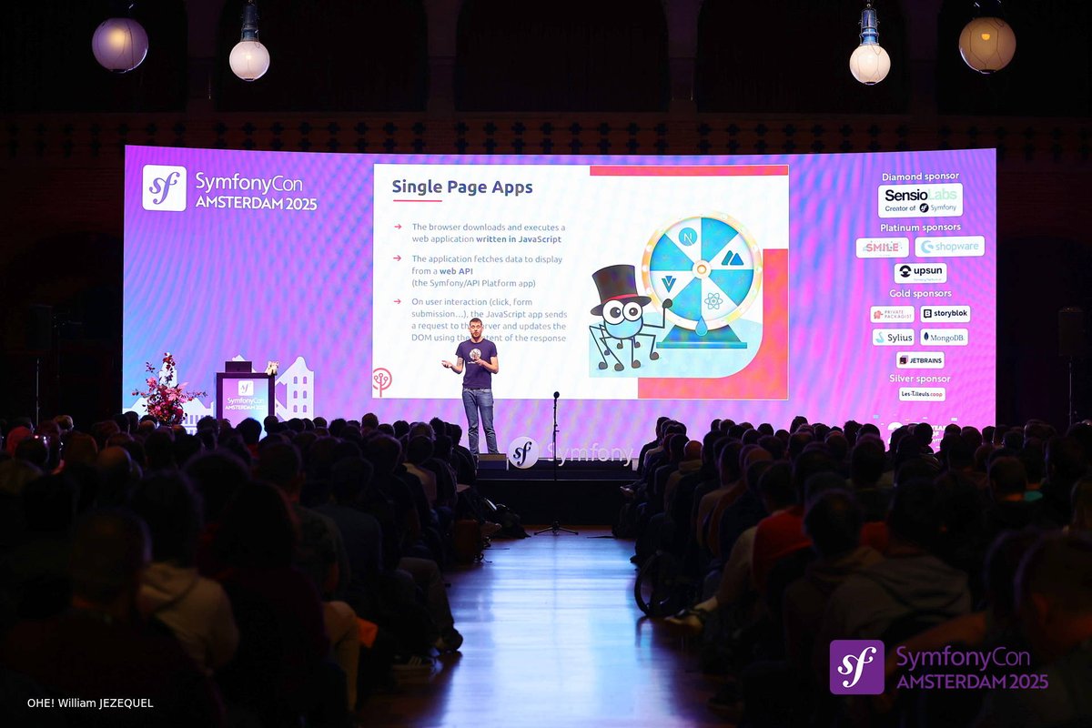 coopTilleuls's tweet image. 🔴 Live at #SymfonyCon: @dunglas on stage with his talk &quot;Kill the SPA!&quot;