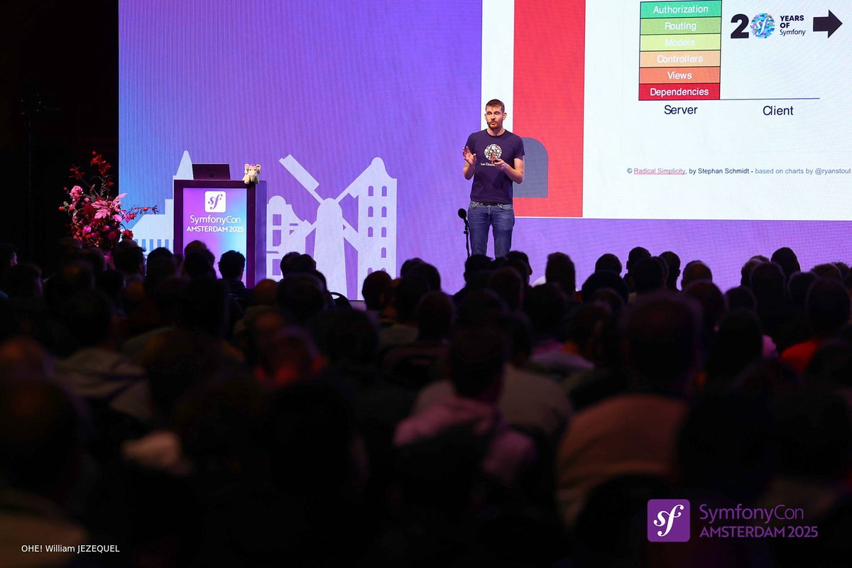 coopTilleuls's tweet image. 🔴 Live at #SymfonyCon: @dunglas on stage with his talk &quot;Kill the SPA!&quot;