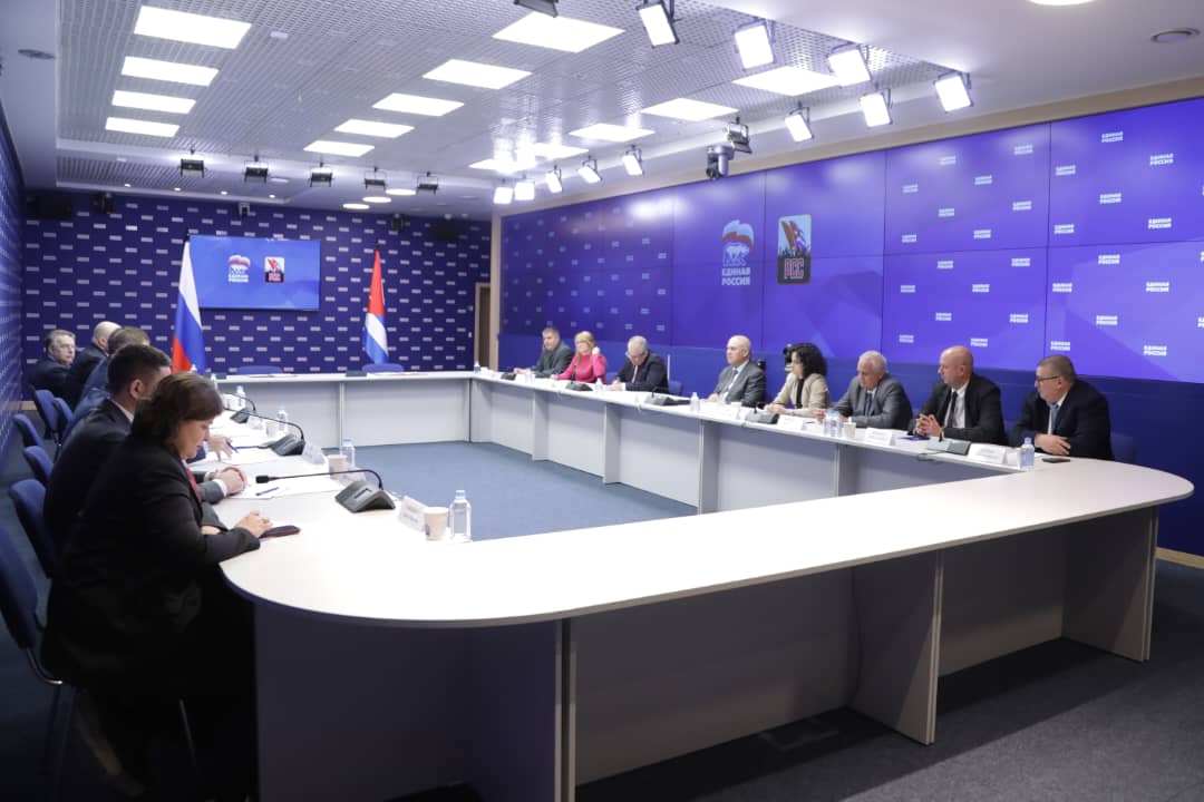 DrRobertoMOjeda's tweet photo. Muy provechoso resultó el encuentro con Vladimir Yakushev, Secretario del Consejo General del partido Rusia Unida. Reafirmamos la solidez de nuestros vínculos políticos y la voluntad de seguir profundizándolos. La colaboración interpartidaria entre nuestros países es muy alta. https://t.co/0i4yOClLKc