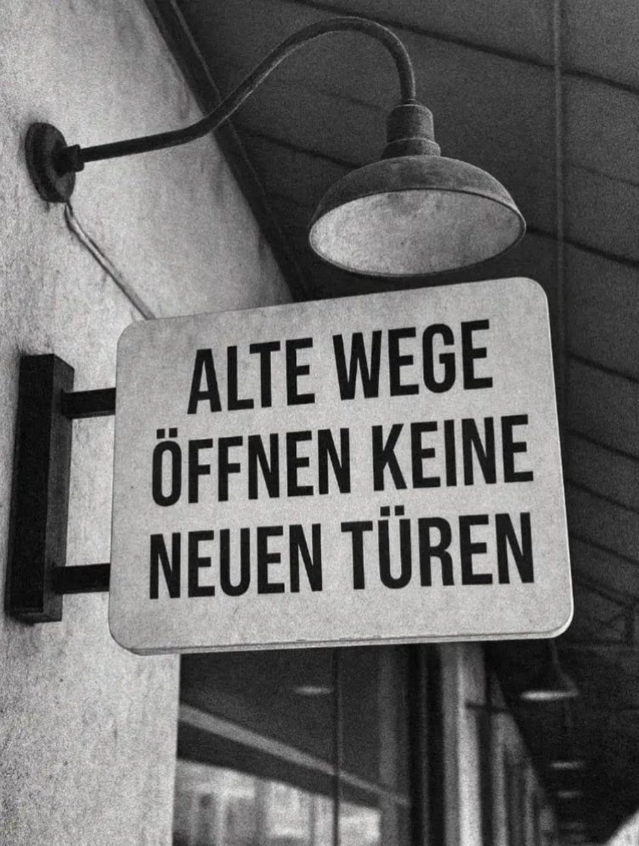 Ihr Lieben,  es ist an der Zeit andere Pfade einzuschlagen.  Die ausgetrampelten Wege führen Dich nur da hin, wo wir alle bereits waren.  
Lasst uns in den Frieden ziehen,  in eine neue Welt des Lichts und der Liebe.. für alle Wesen. 🙏🙌🫶❤️