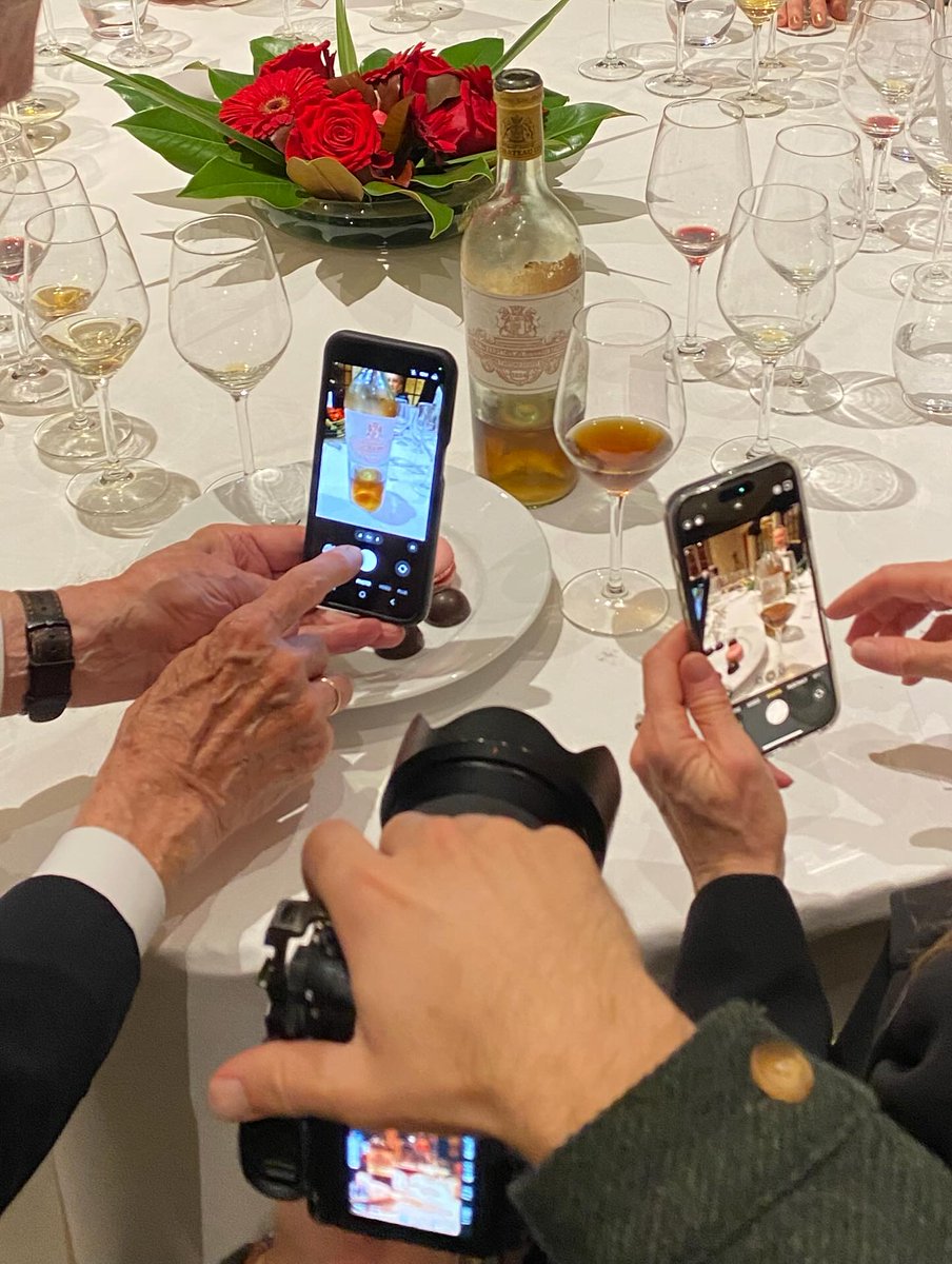 ChateauCoutet's tweet image. The paparazzi with a bottle of Château Coutet 1894 ! 😎🤩

#ChateauCoutet #Barsac #SweetWine #FrenchWine #GoldenGlass #BordeauxWine #ChâteauCoutet #FrenchPairing #premiercruclassé #instasauternes #coutet #mycoutet #chateaucoutet #chateaucoutetbarsac #sauternes #liquidgold