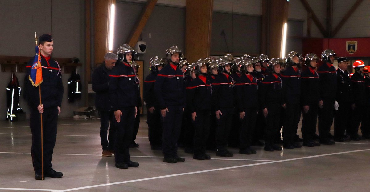 SDIS50's tweet image. Le Cdt Nicol, qui a œuvré à la tête #CIS Tourlaville pendant 7 ans, est depuis le 1er septembre chef du service #CTA #CODIS.  Le Cne  Lalande, nouveau chef de centre, qui a reçu l&apos;insigne de chef de centre, échelon bronze, des mains du Col @SebastienGras, #DDSIS #sdis50.