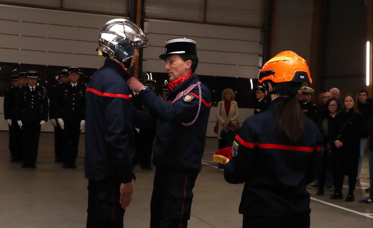 SDIS50's tweet image. Le Cdt Nicol, qui a œuvré à la tête #CIS Tourlaville pendant 7 ans, est depuis le 1er septembre chef du service #CTA #CODIS.  Le Cne  Lalande, nouveau chef de centre, qui a reçu l&apos;insigne de chef de centre, échelon bronze, des mains du Col @SebastienGras, #DDSIS #sdis50.