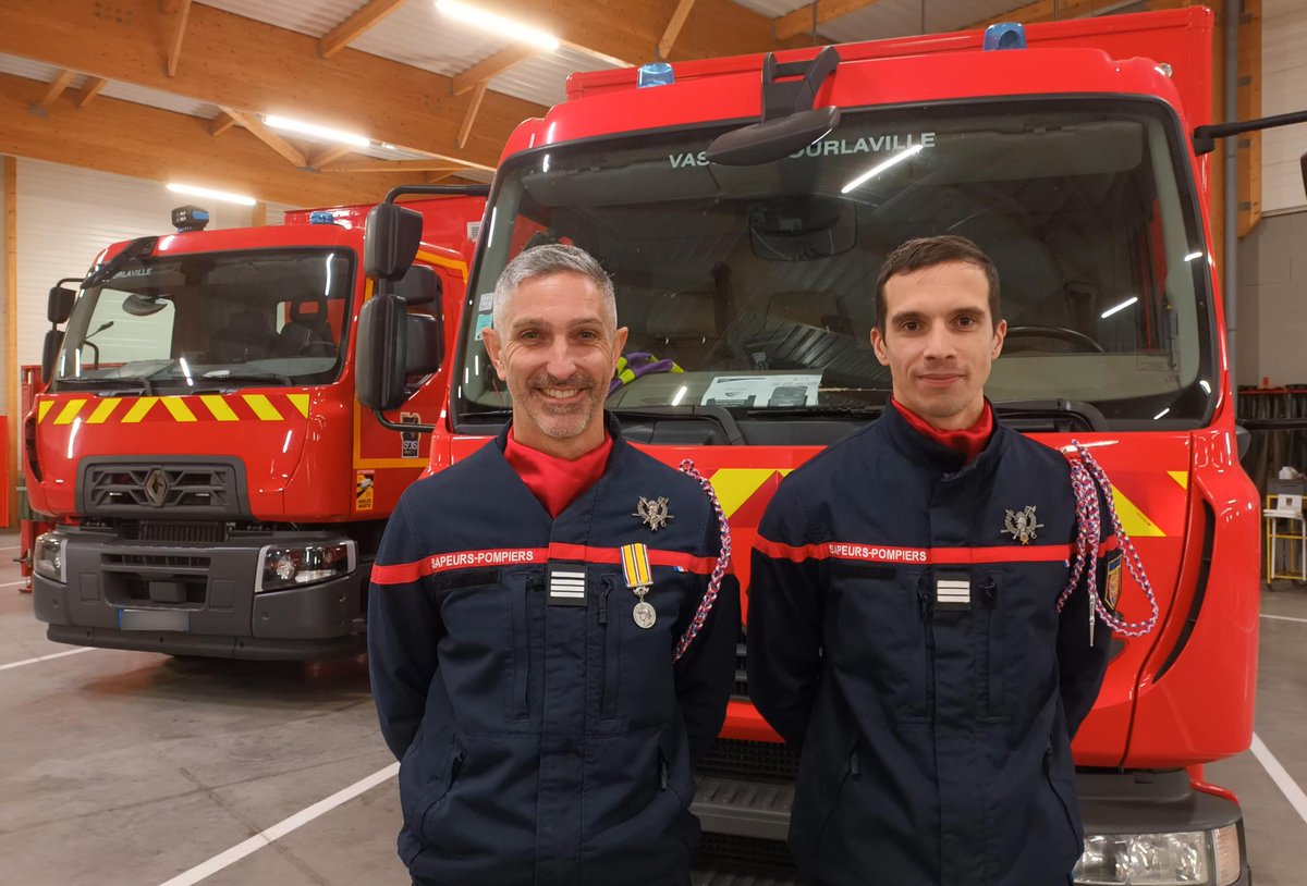 SDIS50's tweet image. Le Cdt Nicol, qui a œuvré à la tête #CIS Tourlaville pendant 7 ans, est depuis le 1er septembre chef du service #CTA #CODIS.  Le Cne  Lalande, nouveau chef de centre, qui a reçu l&apos;insigne de chef de centre, échelon bronze, des mains du Col @SebastienGras, #DDSIS #sdis50.