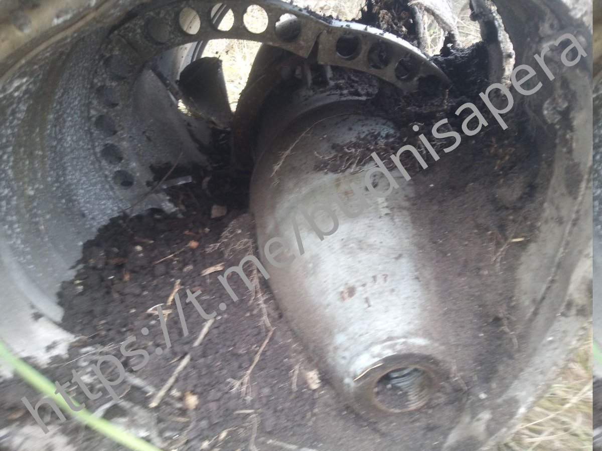 chilim67's tweet image. Обломки ракеты украинского ОТРК «Точка-У» с кустарной боевой частью, представляющей собой бомбу ОФАБ-250Т с дополнительной осколочной рубашкой из стальных прутьев.