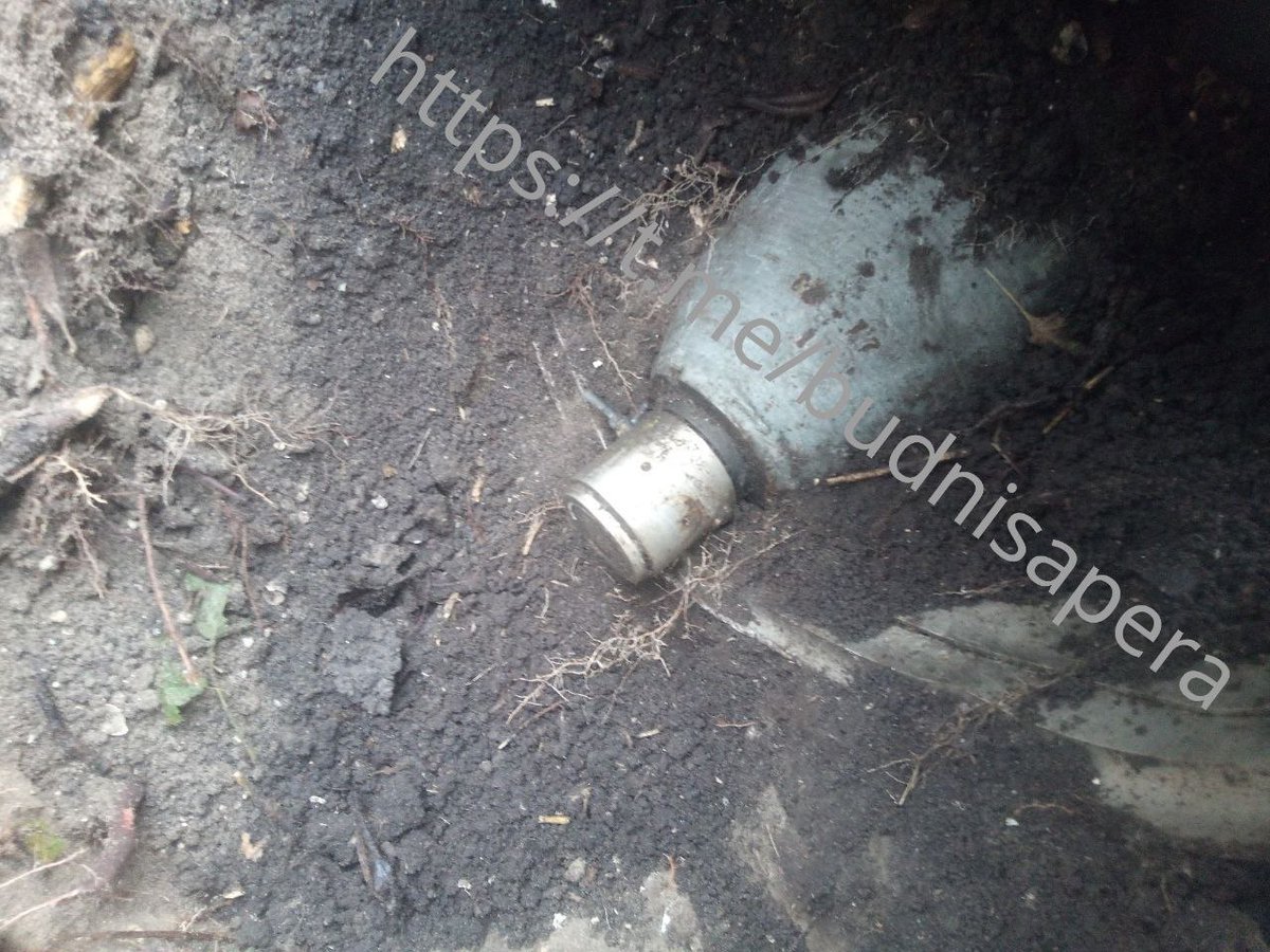 chilim67's tweet image. Обломки ракеты украинского ОТРК «Точка-У» с кустарной боевой частью, представляющей собой бомбу ОФАБ-250Т с дополнительной осколочной рубашкой из стальных прутьев.