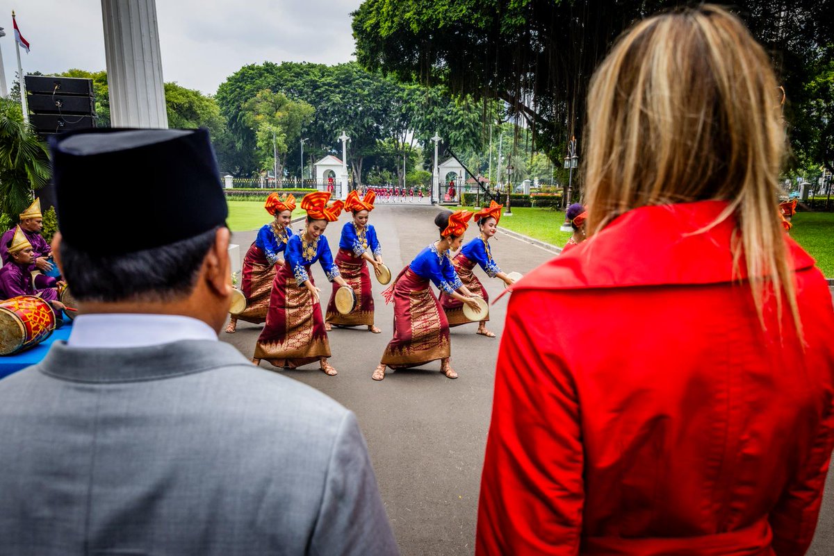 UNSGSA's tweet photo. UNSGSA Queen Máxima &amp; President Prabowo Subianto had a productive discussion about enhancing #financialhealth in Indonesia.

In a meeting with the UNSGSA &amp; members of her Reference Group, President Prabowo affirmed his commitment to making financial health a national priority. https://t.co/anQHackGbE