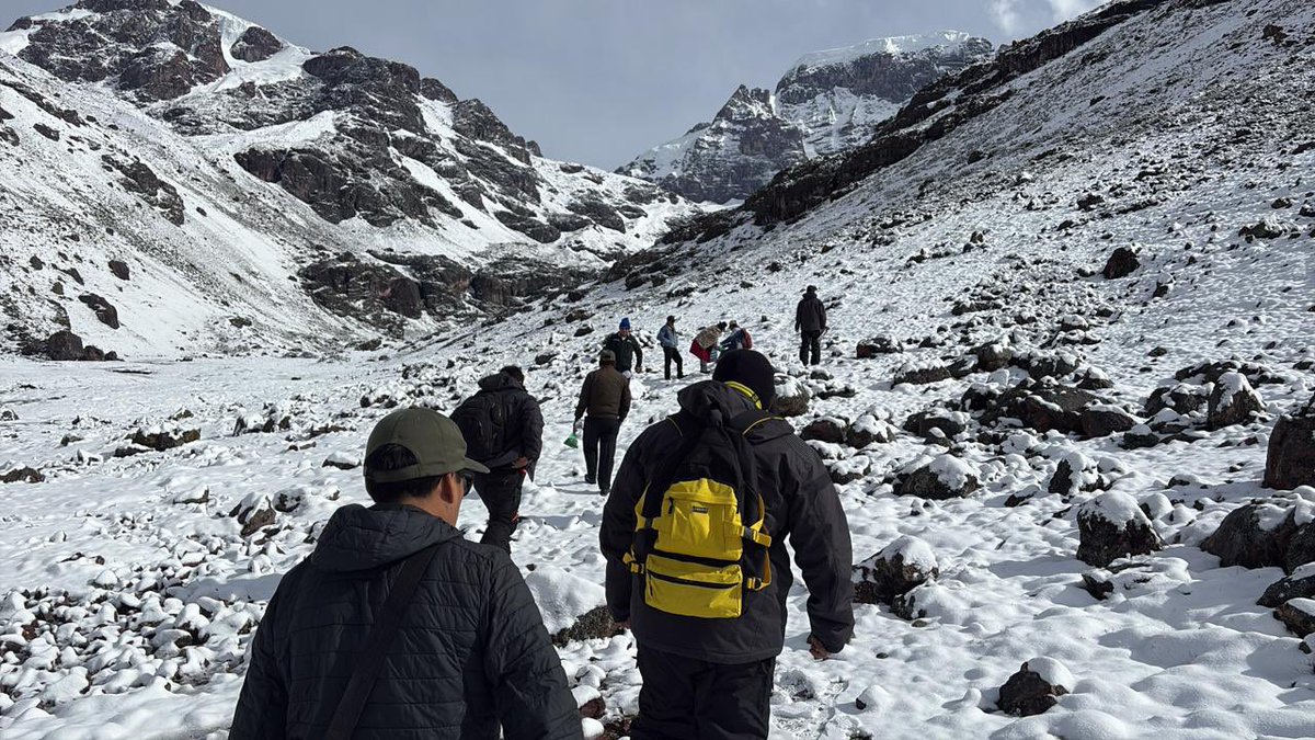 ¡Histórico desde las alturas! 🏔️
📢 A más de 5100 m s. n. m., la #ANA del #Midagri despliega a su equipo de élite rumbo al nevado Allincapac, en Puno, para dar un paso crucial y enfrentar los efectos del cambio climático.