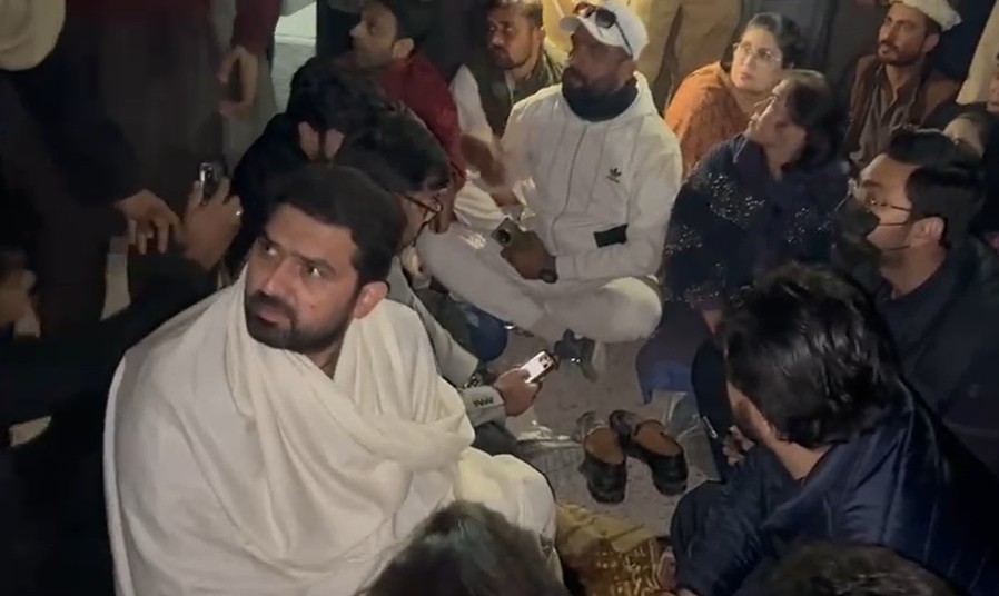 BBCUrdu's tweet image. عمران خان سے ملاقات کی اجازت نہ ملنے پر وزیرِ اعلیٰ سہیل آفریدی کا اڈیالہ جیل کے باہر پڑاؤ
تفصیلات: bbc.in/4pDzoEo