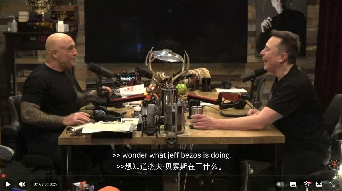 最近几期罗永浩的播客基本都听了，质量不错，就是时间越来越长，一般就放长途开车的时候听，蛮提神的。

但没想到这个模式在国外已经有老哥把它做成了顶流。

这是3周前访谈马斯克的那期，整整3个多小时，内容几乎无所不包，科技、社会、政治、经济，应聊尽聊，就像在和非常熟悉的老朋友彻夜深聊一样。