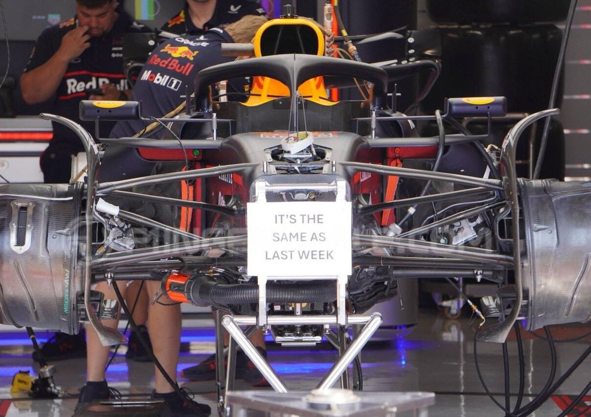 EstagiariodaF1's tweet image. A Red Bull botou uma plaquinha no carro:

“É o mesmo da semana passada”

JÁ FOI LIBERADA A RESENHA NO CATAR KKKKKK