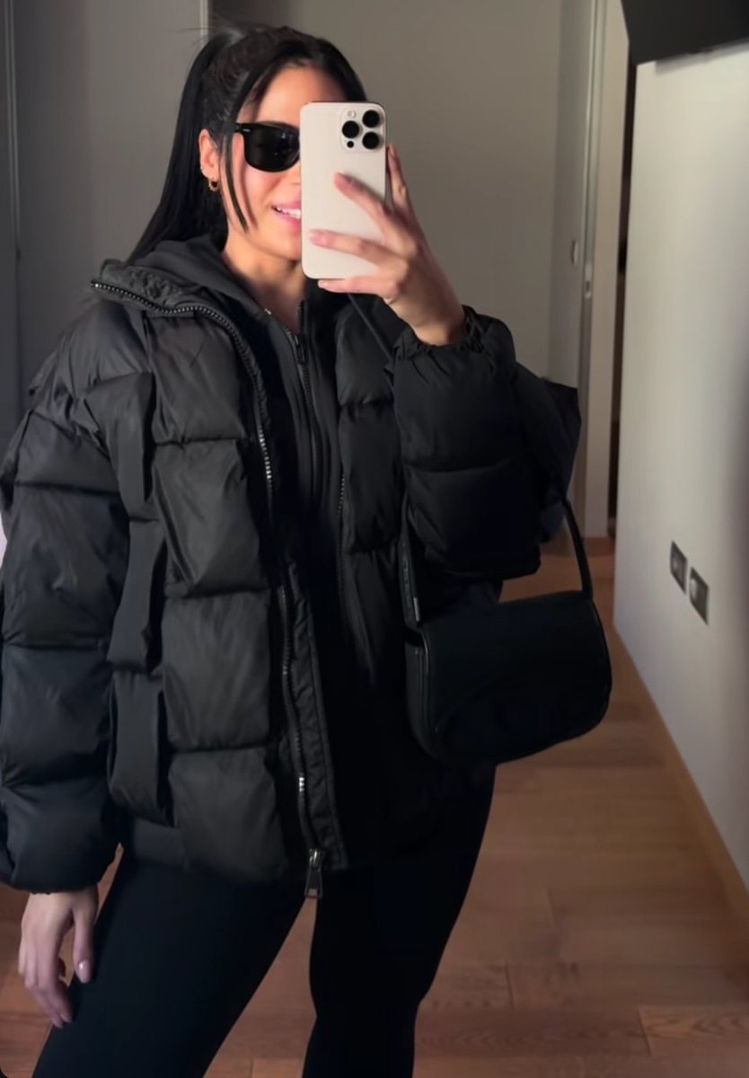 LiberaMente2017's tweet image. Figa e stilosa sempre e comunque🔝 non è umana sta ragazza 😅 #perliners #perla