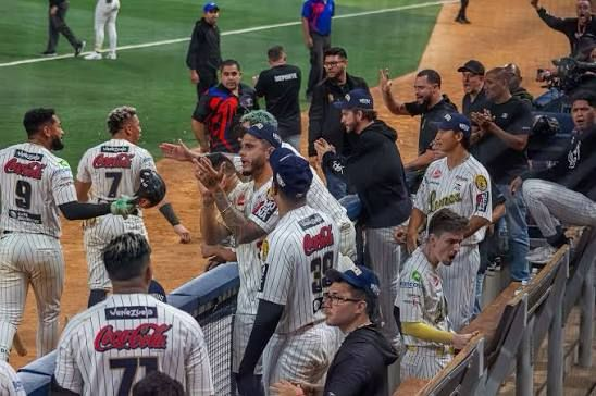 Los errores pasaron factura y se pagó caro
#NotiTips del #NotiCueva
Si estos panas lavan, llueve. Paridera total

🔵#Leones no aprevhó salida de calidad de Wilmer Font, una salida metida en una bolsa de basura
🟠Luego de un costoso error de Livan Soto, que permitió 2 carreras,