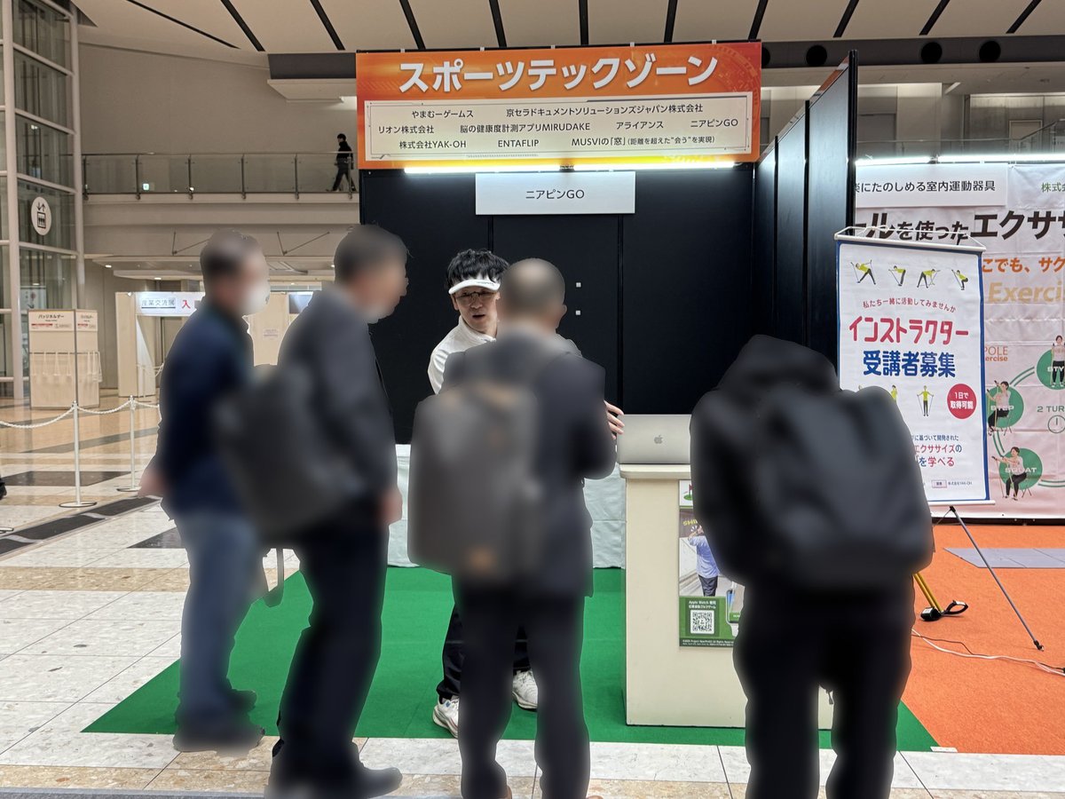 交流展の二日目が無事に終了しました。

いろいろな方に興味を持ってもらえて良かったです！ 「ショットした後、ボールのところまで歩く必要がある」というところが、ちゃんと面白いポイントとして伝わっているようでした。

明日も引き続きがんばります！

#ニアピンGO #AppleWatch #GameDev