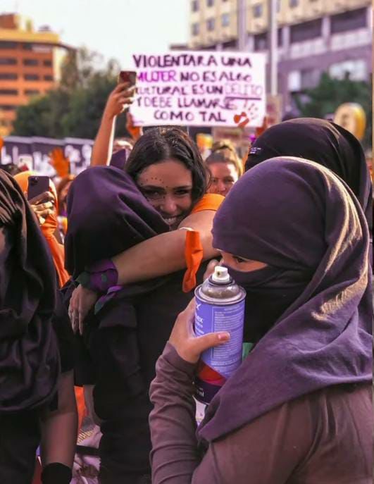 ¿Será que @alesSANDRArdlv y <a href="/JorgeRoHe/">Jorge Romero Herrera</a> nos pueden ayudar a distinguir quién está abrazando al #BloqueNegro?