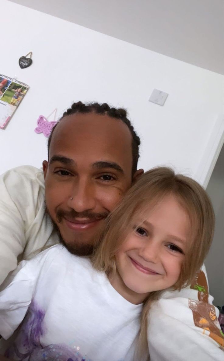 FrenchRapUS's tweet image. 🚨 Le pilote Lewis Hamilton raconte comment il a rassuré sa nièce, qui vient d’apprendre qu’elle est dyslexique comme lui… 

&quot;Ton oncle l’est aussi, regarde tout ce que j’ai pu accomplir avec ça. Sache que tu ne vaux pas moins. Je t’aime&quot; ❤️