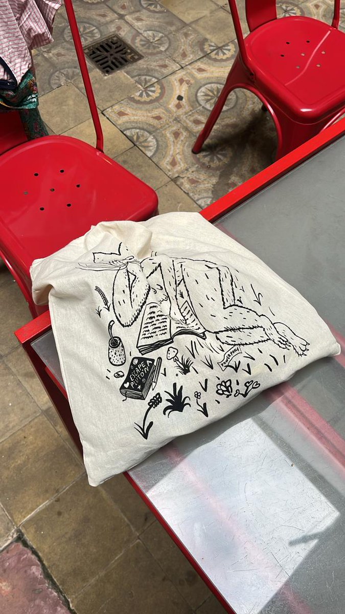 Claramente estoy usando todo el tiempo la tote ilustrada por Power Paola que nos mandamos este mes, jiji.