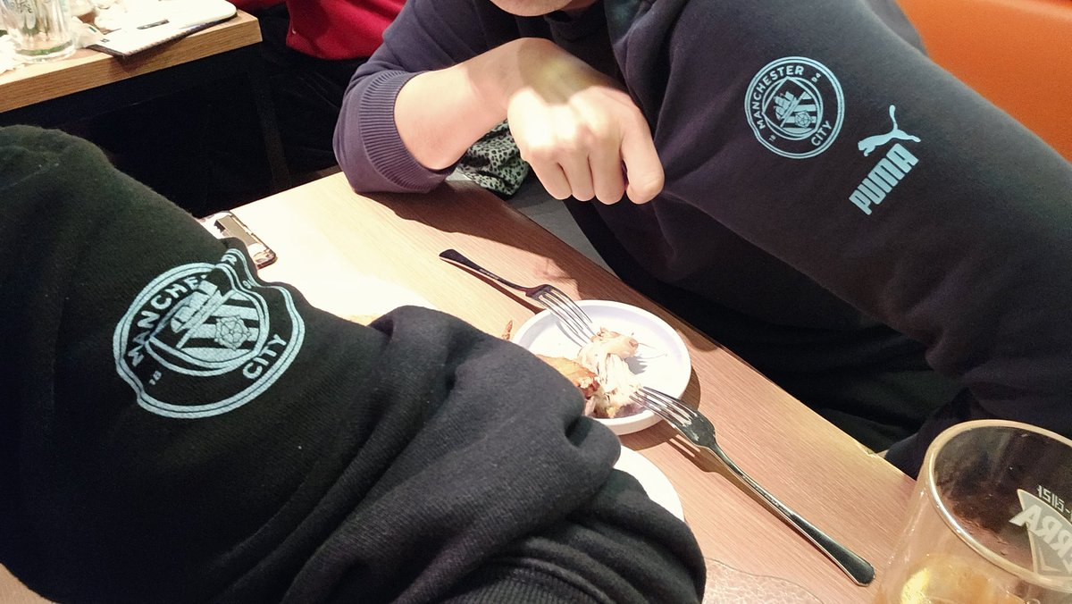 회사 업무로 만나게 된 분이 하필 맨시티 팬이었다. ㅎㅎ 업무로 만나뵈었는데 같이 맨시티 옷을 입고 사진을 찍게 될 줄이야.