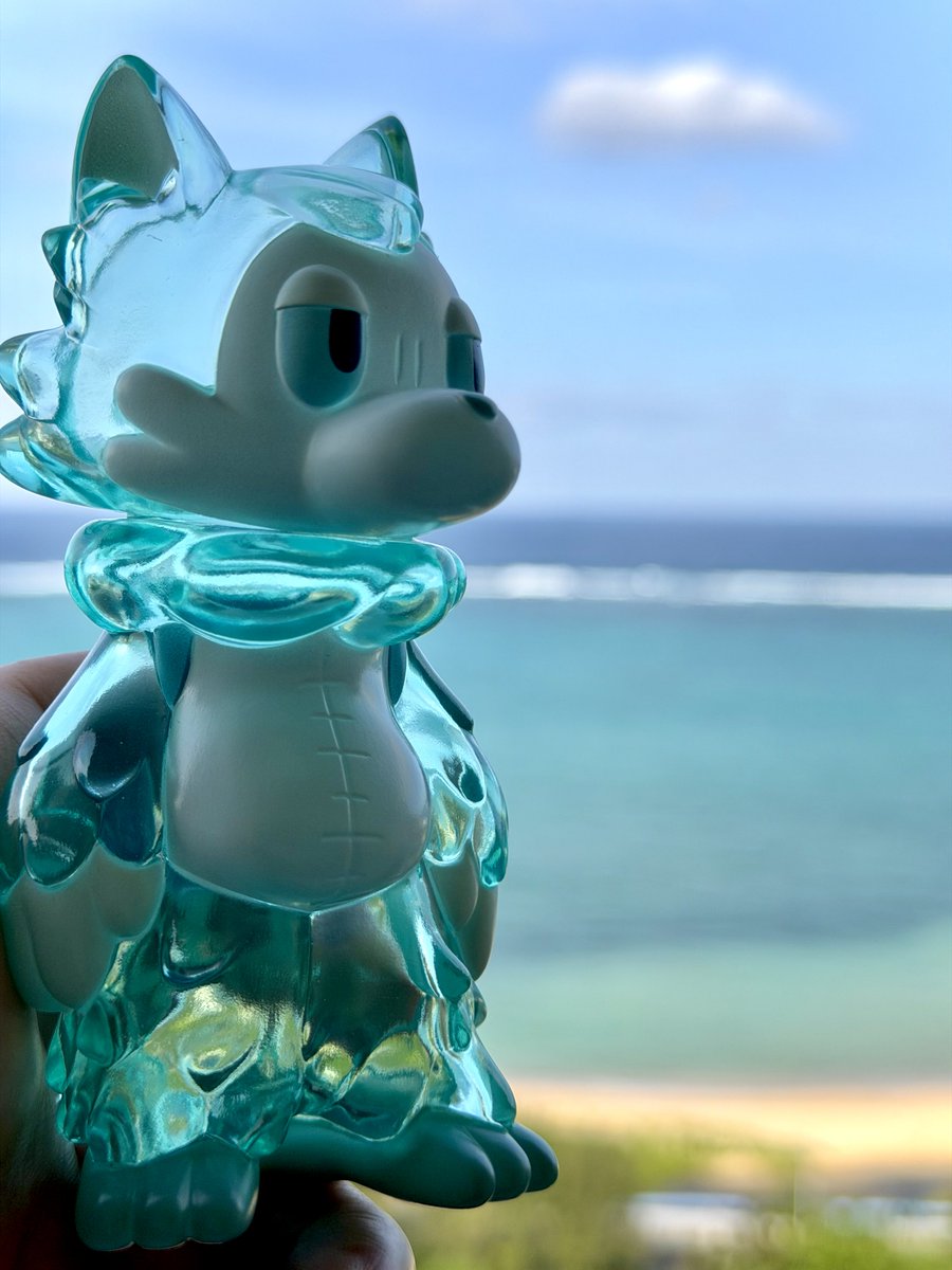 Gulden_Draak's tweet image. おおかみくんも色々な観光地に連れ回し。
色んなところで撮ったけど、やっぱりお日様と空に映えるなラムネくんは。

首里城の復興を祈っている。
炭酸仲間を見つめる。
ナイトプールで凍える。
部屋のベランダだから朝空を拝む。

#おおかみくん 
#あらいきりこ