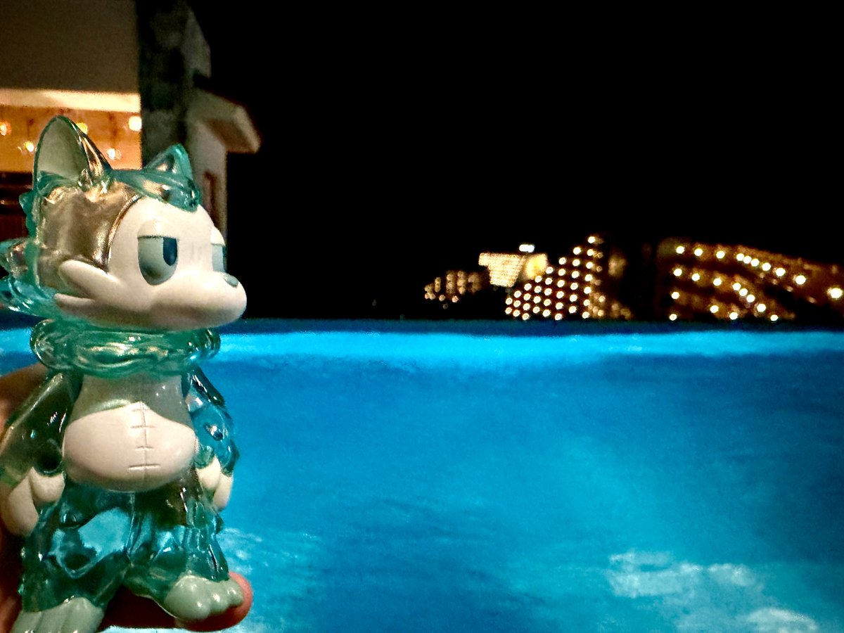 Gulden_Draak's tweet image. おおかみくんも色々な観光地に連れ回し。
色んなところで撮ったけど、やっぱりお日様と空に映えるなラムネくんは。

首里城の復興を祈っている。
炭酸仲間を見つめる。
ナイトプールで凍える。
部屋のベランダだから朝空を拝む。

#おおかみくん 
#あらいきりこ